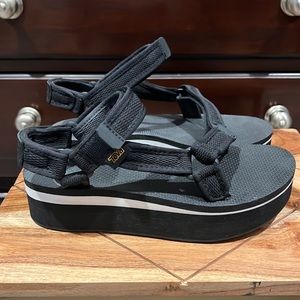 Women’s Teva platform black sandals